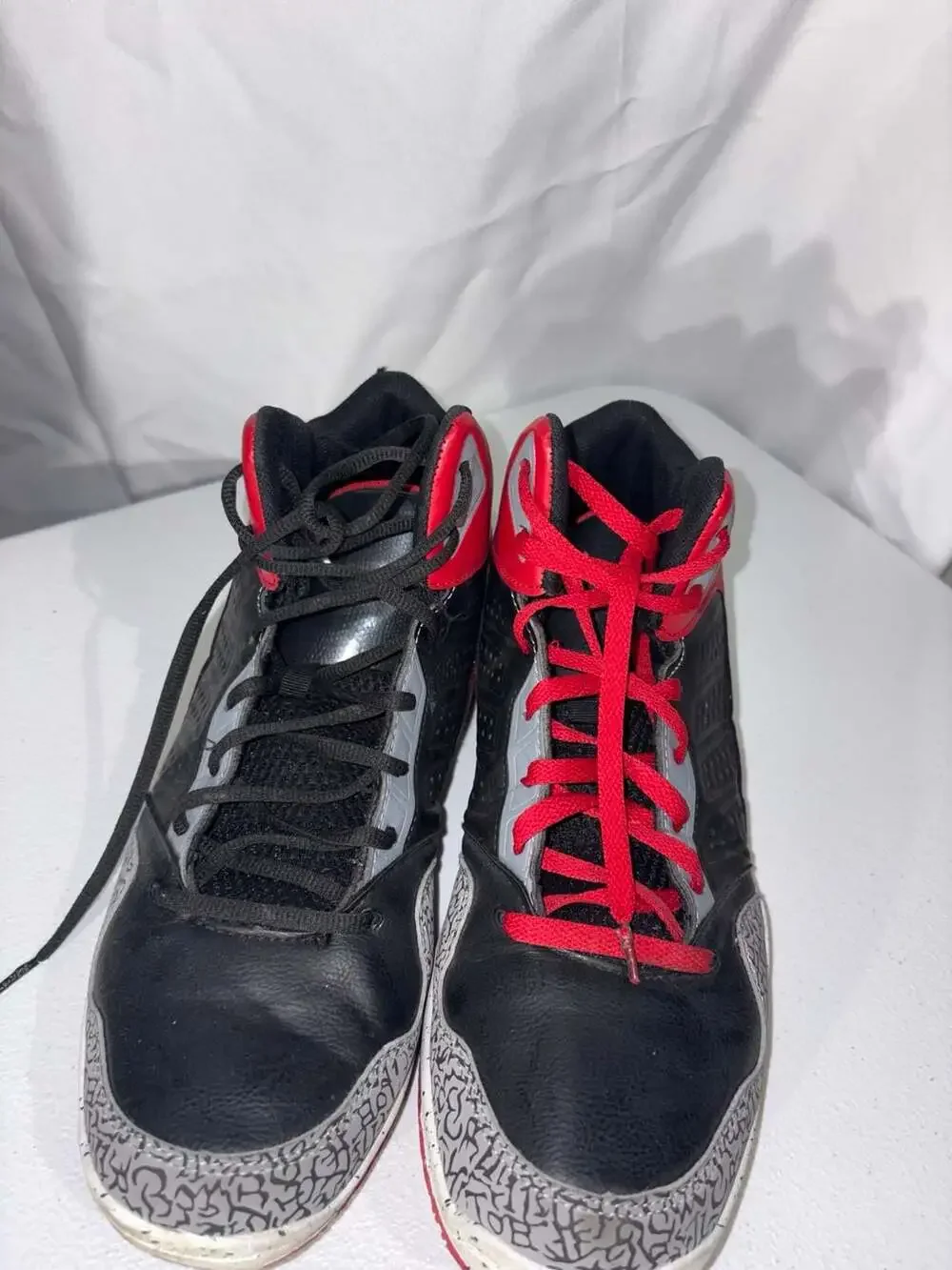 AND1 Capital 3.0 Men's Basketball Sneakers, Black/Red with Elephant Print Detail